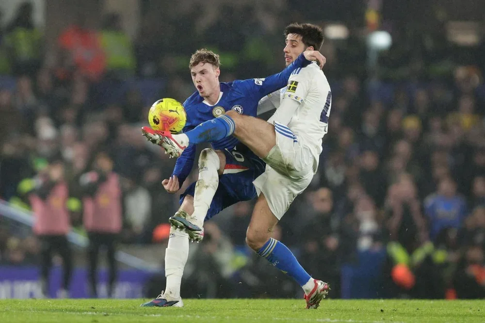 Cole Palmer, del Chelsea, ante Ilia Gruev, del Leeds