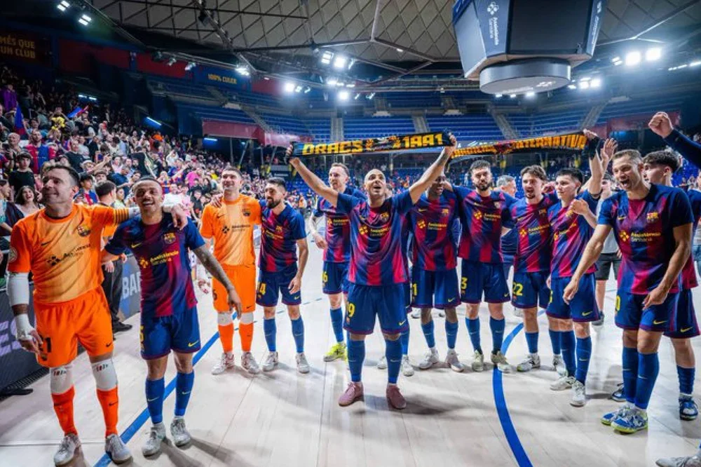 El F. C. Barcelona, celebrando su victoria en la fase regular que hoy le ha dado una plaza en la próxima UEFA Futsal Champions