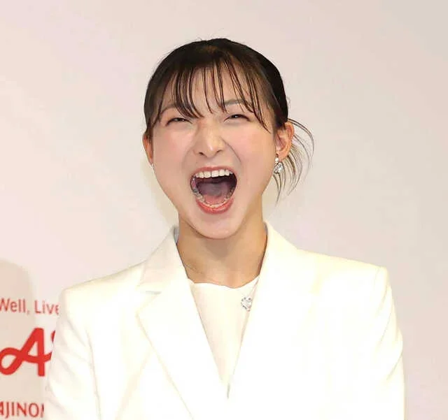 サプライズで中野園子コーチらが登場して、驚く坂本花織（カメラ・義村　治子）
